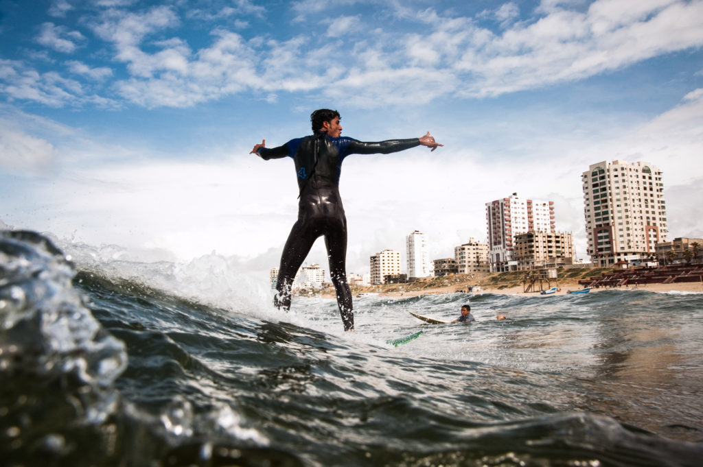 Mahmoud Osama Al-Rayashi fa surf tra le onde che bagnano la Striscia di Gaza, 2010. 
© Alessandro Gandolfi