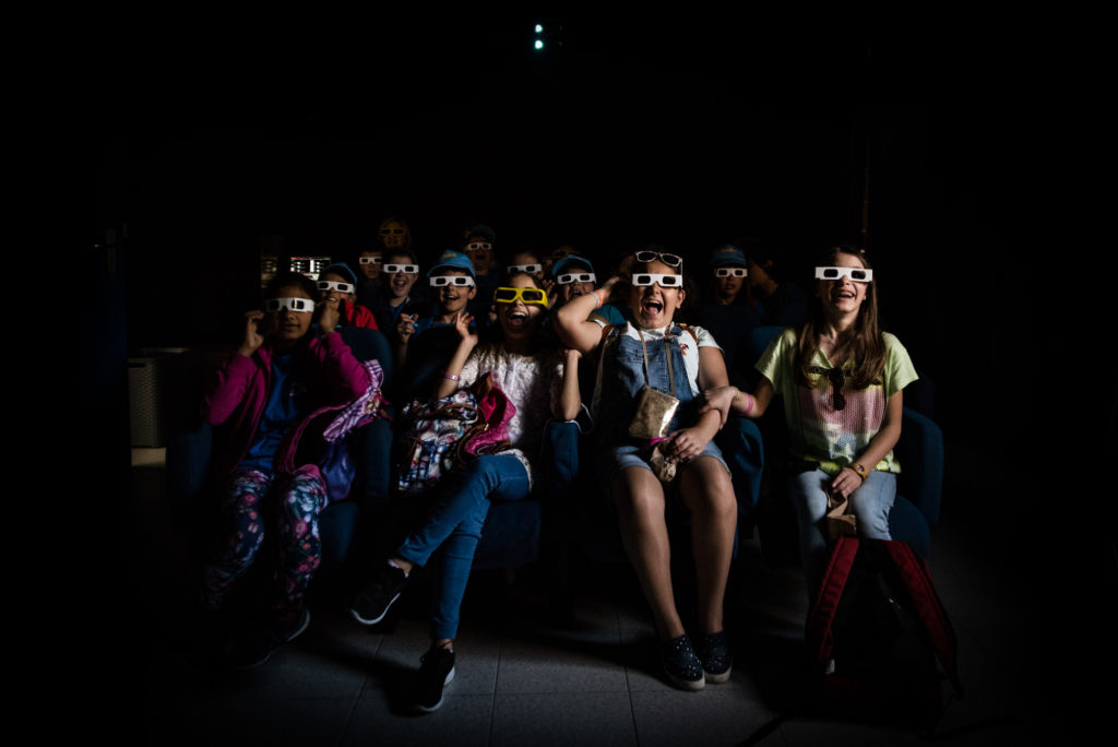 Viagrande (Catania), Museo dell'Etna, bambini di una scuola primaria all'interno della sala Cinema 3D. © Alessandro Gandolfi