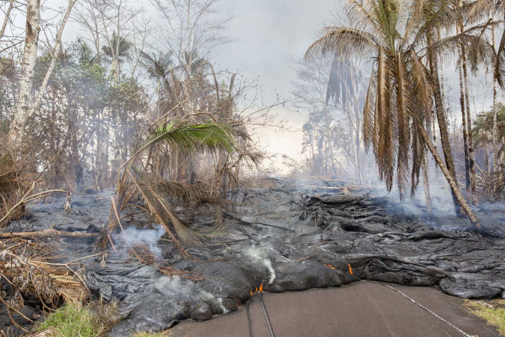 La lava dalla fessura 7 dell'eruzione del vulcano Kilauea avanza sulla strada nella zona residenziale di Leilani Estates, Big Island, Hawaii © Gaia Squarci